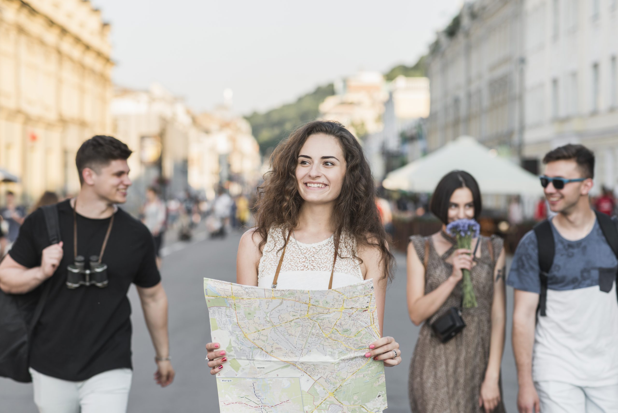 amigos-explorando-la-ciudad-con-un-mapa